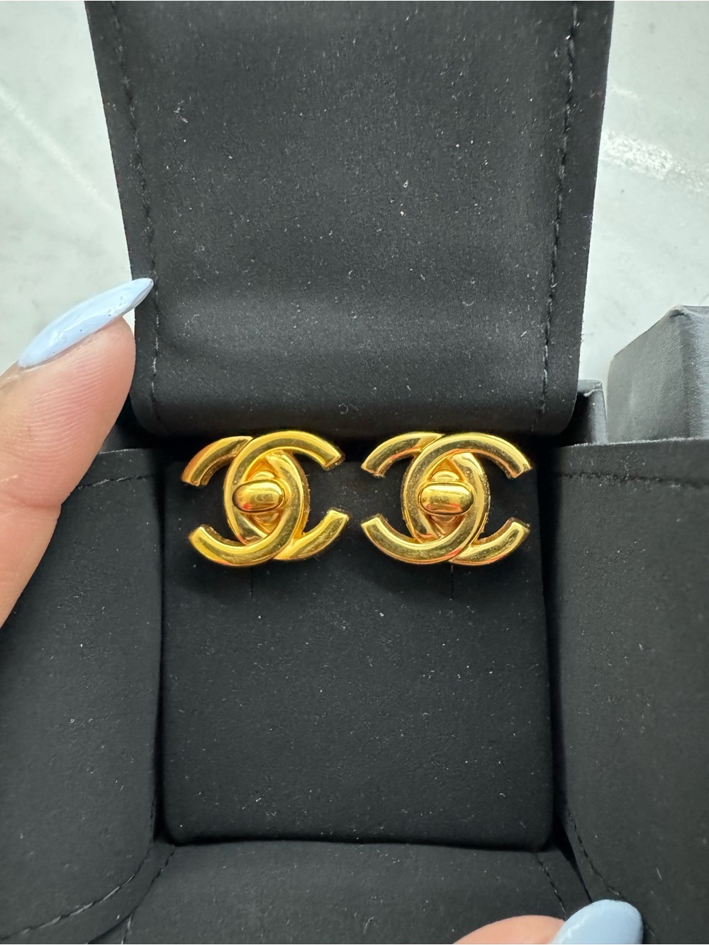 24K CHANEL Gold Interlocking CC Stud Earrings - Shiny Gold Tone - Picture 5 of 5